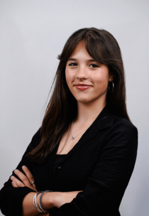 Porträtfoto eines weiblichen Teammitglieds mit dunklem, glattem Haar.